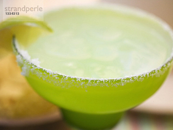 Limetten-Cocktail in grünem Glas