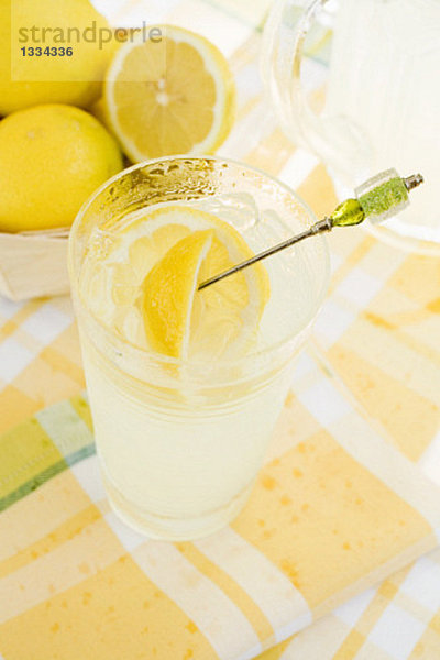 Ein Glas Zitronenlimonade