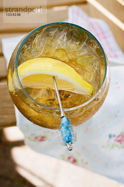 Rum Tonic mit Eiswürfel und Zitronenspalte