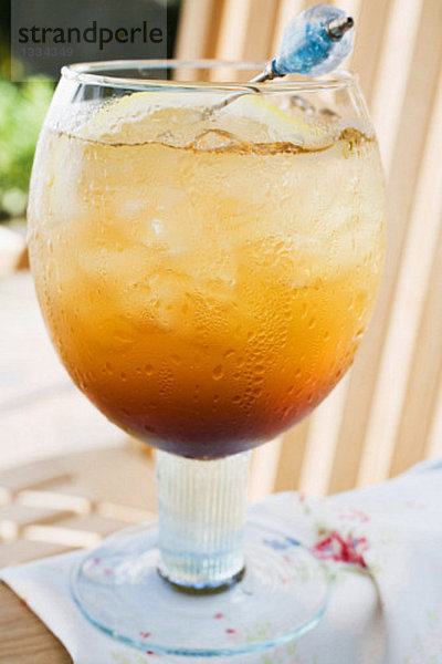 Rum Tonic mit Eiswürfel