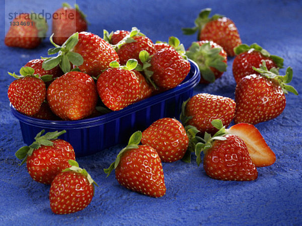 Frische Erdbeeren in und neben der Schale