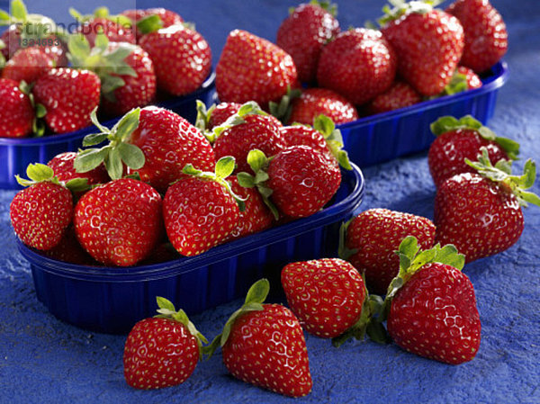 Drei Schalen mit Erdbeeren & Erdbeeren daneben