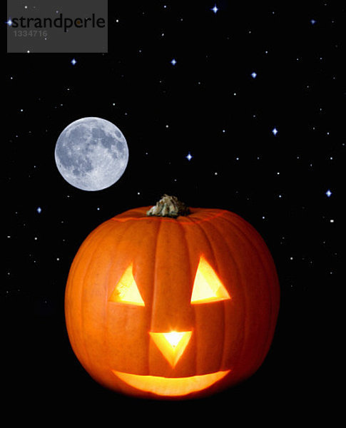 Ein Halloweenkürbis mit Mond und Sternen im Hintergrund