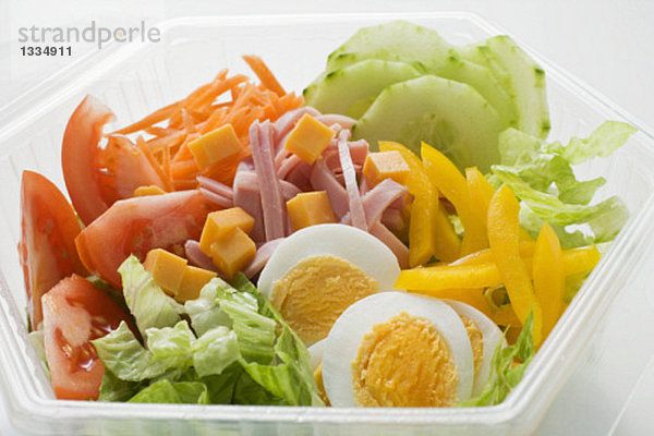 Gemischter Salat mit Schinken und Ei in Frischhaltedose