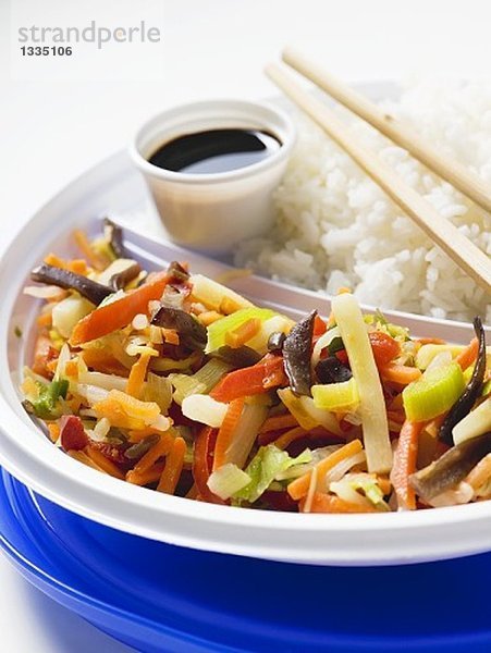 Asiatische Gemüsepfanne mit Reis