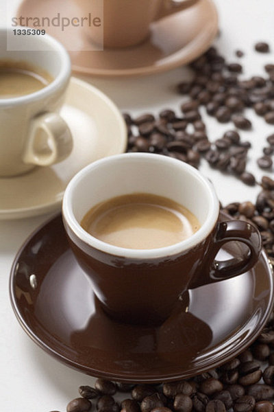 Drei Tassen Espresso & Kaffeebohnen