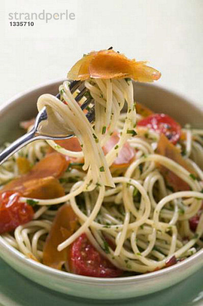 Spaghetti mit Bresaola und Tomaten