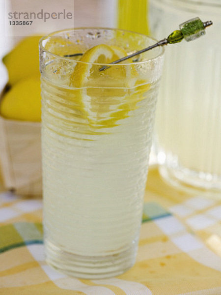 Zitronenlimonade im Glas und Krug