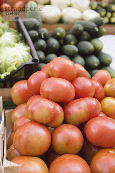 Tomaten in Steige auf dem Markt