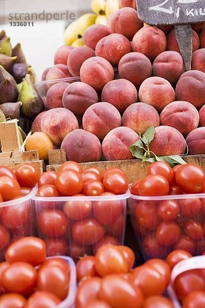Tomaten und Pfirsiche auf dem Markt