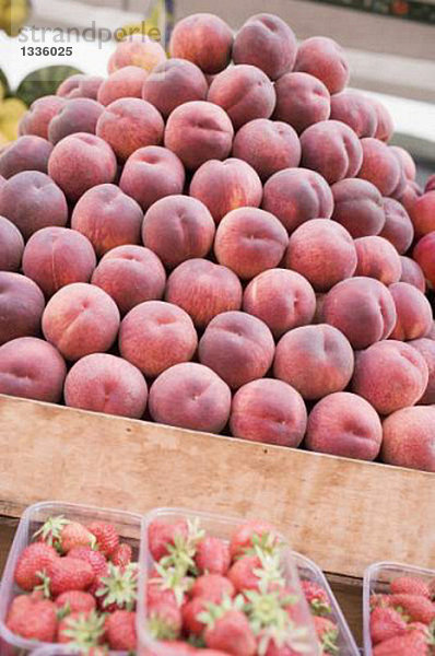 Pfirsiche und Erdbeeren auf dem Markt