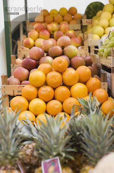 Obststand mit Orangen  Ananas und Äpfeln