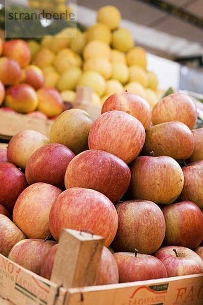 Äpfel in Steigen auf dem Markt