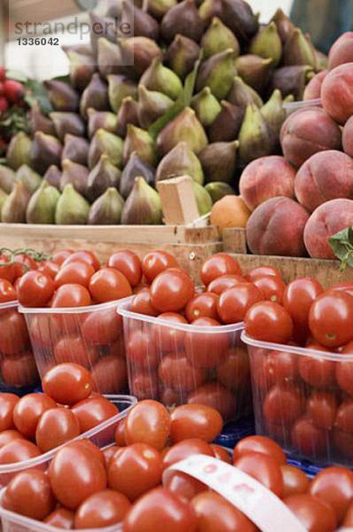 Tomaten  Feigen und Pfirsiche auf dem Markt