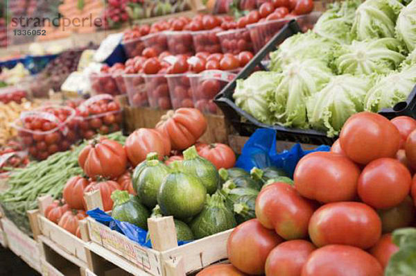 Marktstand mit frischem Gemüse und Salat