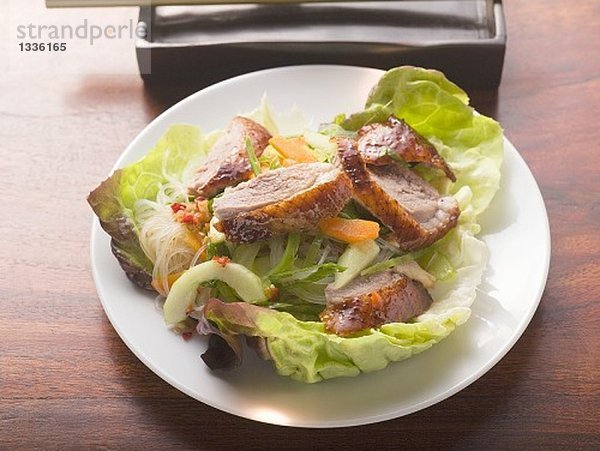 Salat mit gebratener Entenbrust  Gemüse  Glasnudeln (Asien)