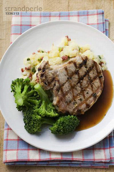 Schweinekotelett mit Broccoli und Mashed Potatoes