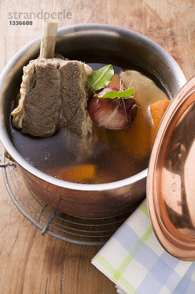 Brühe mit Rindfleisch und Suppengemüse im Kochtopf