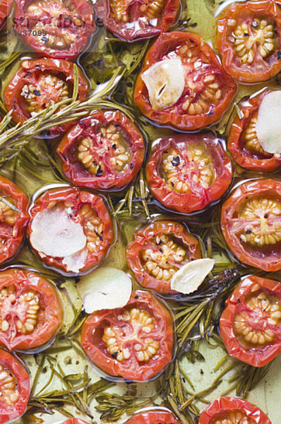Tomaten in Olivenöl mit Knoblauch und Rosmarin