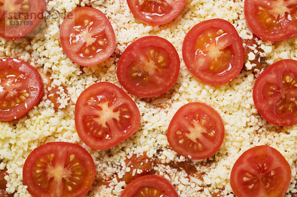 Pizza mit Tomaten und Käse (ungebacken)  bildfüllend