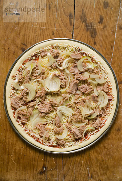 Thunfisch-Zwiebel-Pizza (ungebacken)