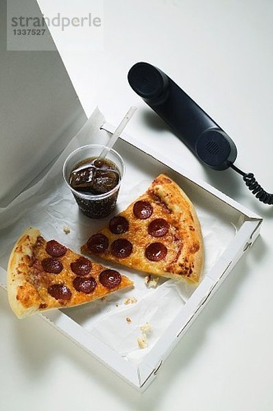 Pizzastücke mit Peperoniwurst (amerikanische Art) mit Cola