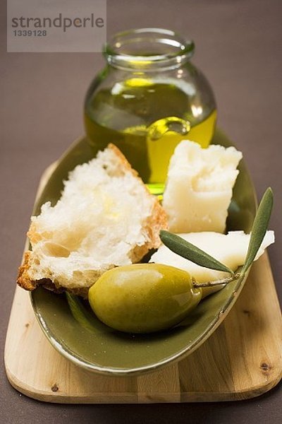 Grüne Olive  Weissbrot  Parmesan und Olivenöl
