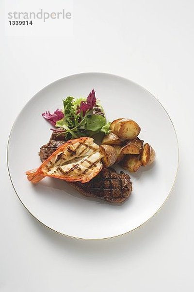 Surf and Turf (Rindersteak und Garnele) mit Bratkartoffeln