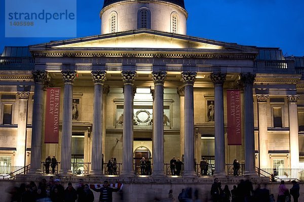 Touristen vor beleuchtet in der Dämmerung  National Gallery  Trafalgar Square  Westminster  London  England