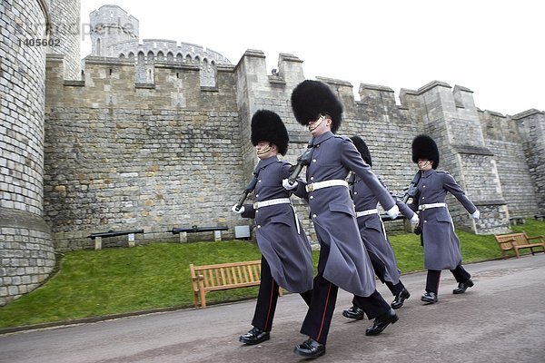 Wachen marschieren vor der Burg  Schloss Windsor  Windsor  Berkshire  England