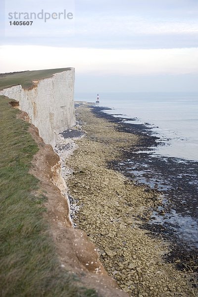 Leuchtturm an der K??ste angesehen von Cliff  Sussex  England