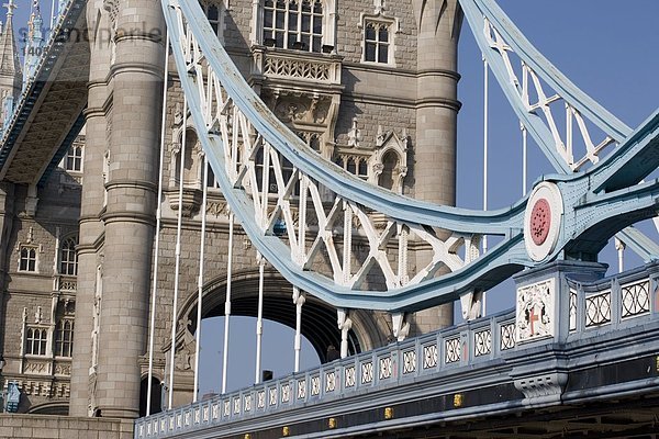 Hängebrücke gegen den klaren blauen Himmel  Tower Bridge  London  England
