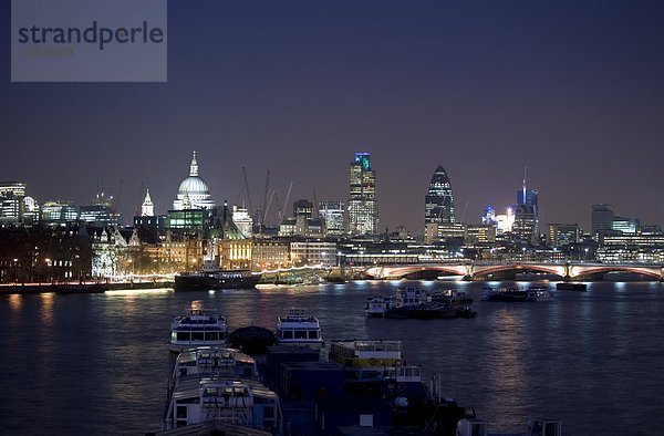 Boote im Fluss mit beleuchteten Stadt Skyline im Hintergrund  Thames River  London  England