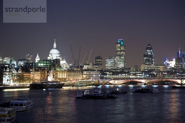 Boote im Fluss mit beleuchteten Stadt Skyline im Hintergrund  Blackfriars Brücke  St. Pauls Kathedrale  Thames River  London  England