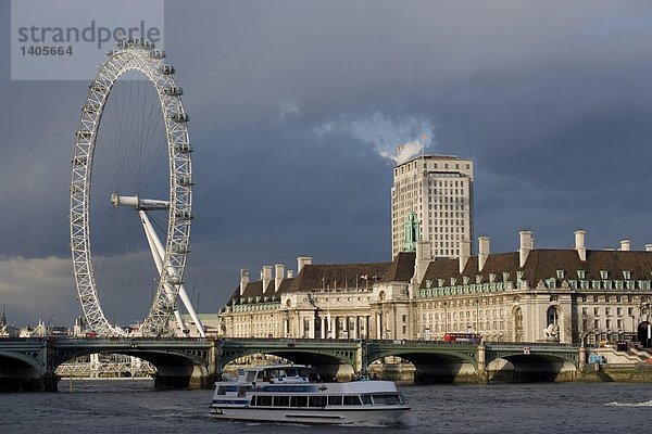 Brdige über den Fluss mit Riesenrad  Thames River  Millennium Wheel  London  England
