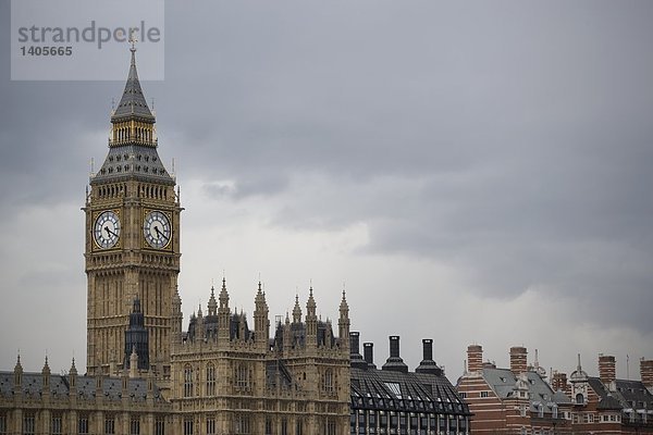 Uhrturm und Gebäude gegen bewölkten Himmel  Westminster  Big Ben  London  England