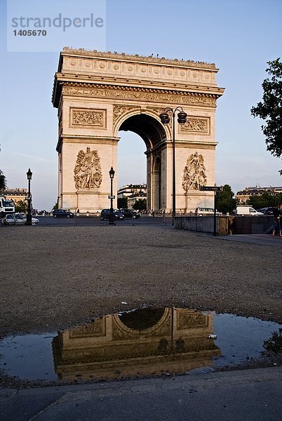 Torbogen spiegelt sich in Pfütze Wasser  Arc de Triomphe  Paris  Frankreich