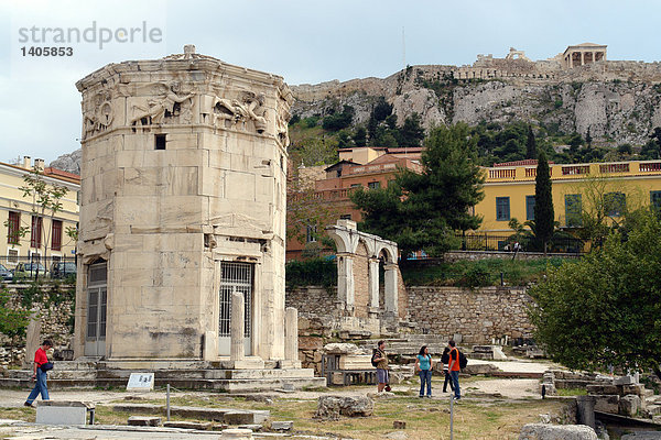 Touristen in der Nähe von alten Ruinen der Gebäude  Akropolis  Athen  Griechenland
