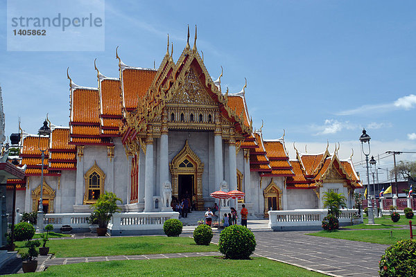 Touristen an buddhistischen Tempel  Wat Benchamabophit  Bangkok  Thailand