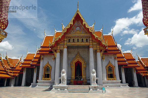 Buddhastatue vor Tempel  Wat Benchamabophit  Bangkok  Thailand