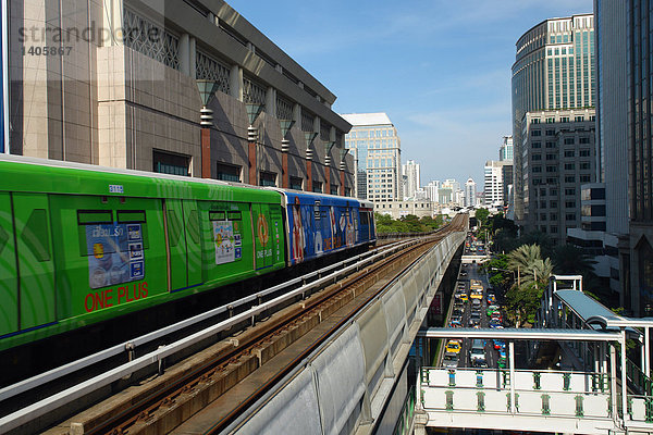 Zug auf Brücke über Road in Bangkok  Thailand-Stadt
