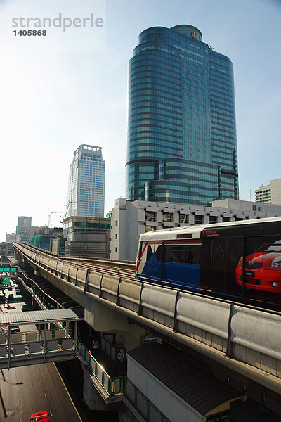 Zug auf Brücke über Road in Bangkok  Thailand-Stadt