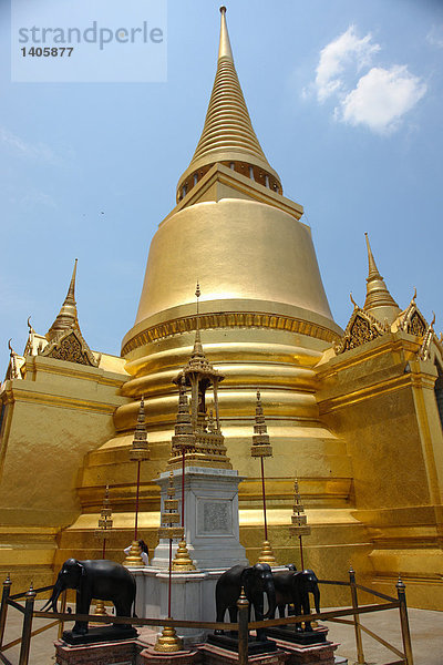 Stupa gegen blauen Himmel  Wat Phra Kaeo  Bangkok  Thailand