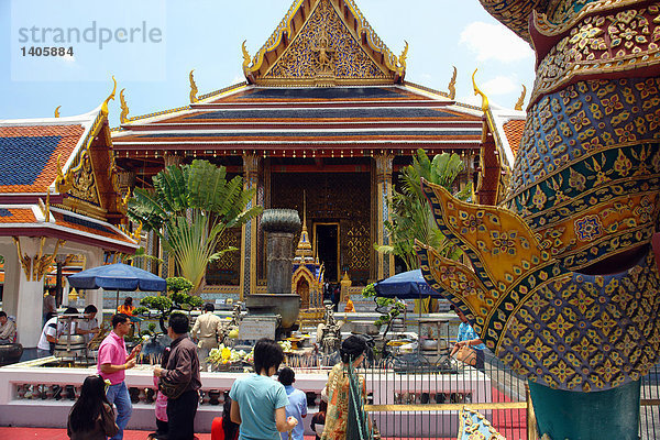 Touristen am buddhistischen Tempel  Wat Phra Kaeo  Bangkok  Thailand