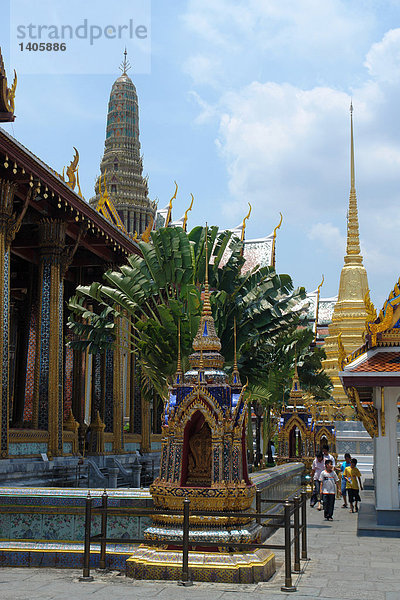 Touristen in buddhistischen Tempel  Wat Phra Kaeo  Bangkok  Thailand
