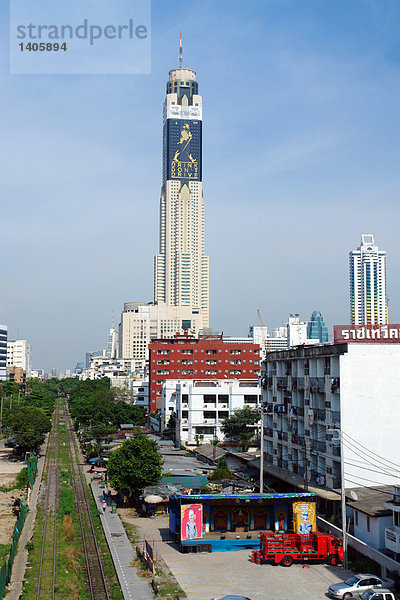 Erhöhte Ansicht der Bahngleise entlang Gebäude in der Stadt  Bayoke Turm  Bangkok  Thailand