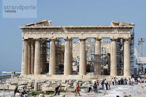Touristen in der Nähe von alten Ruinen des Tempels  Parthenon  Akropolis  Athen  Griechenland