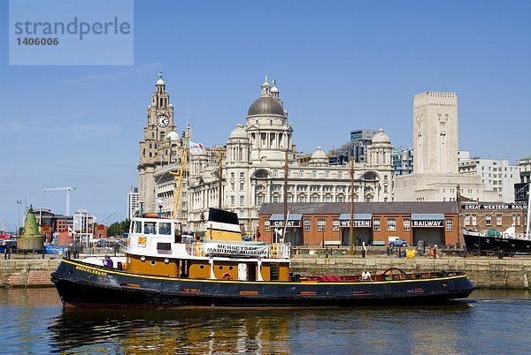 Boot im Hafen mit Gebäuden im Hintergrund  Cunard Building  Royal Liver Building  Port Of Liverpool Building  Fluss Mersey  Liverpool  Merseyside  Nordwestengland  England