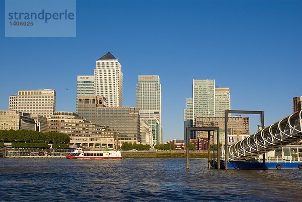 Gebäude am Ufer  Tower Hamlets  Canary Wharf  Isle of Dogs  Thames River  London  England