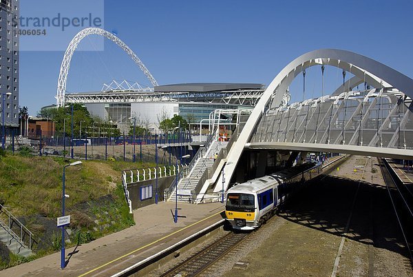 Bahnhof mit Stadion im Hintergrund  Wembley Arena  Wembley Stadium  Wembley  London  England